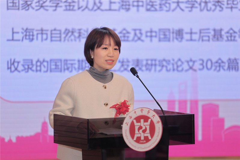 向获得表彰和荣誉的杏林巾帼表示热烈的