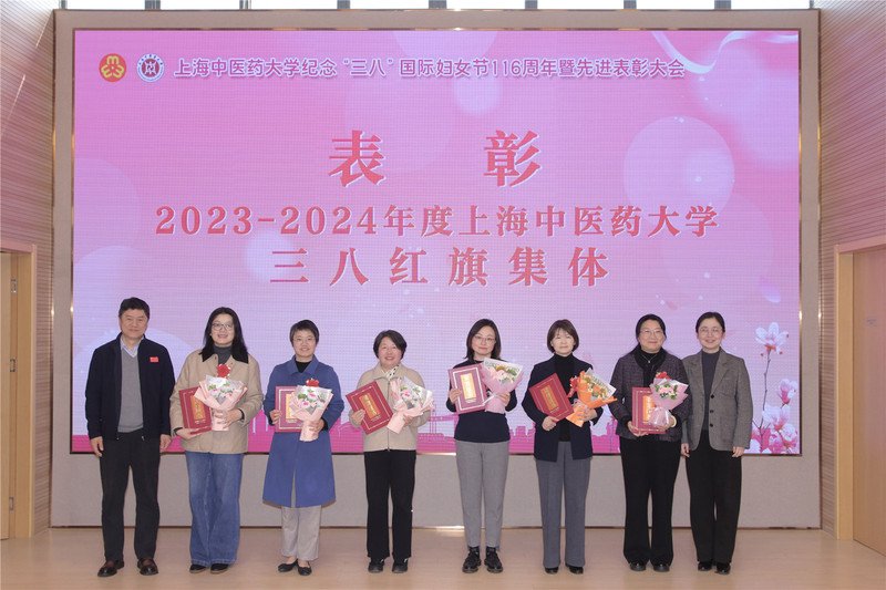 教工电声乐队带来精彩演唱为全场女同胞
